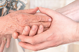 Betreuerin hält liebevoll die Hand einer Seniorin in Köln – 24-Stunden-Betreuung, selbstbestimmt zuhause leben, sichere Alternative zum Alten- oder Pflegeheim.